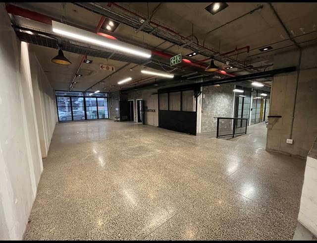2,129M² BUSINESS TO LET IN WOODSTOCK